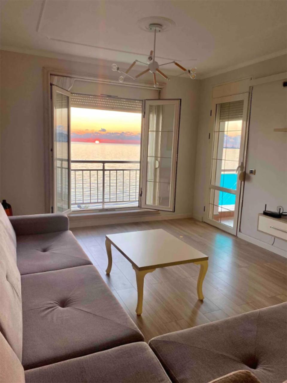 Redi's Luxurious Seaside Full View Apartment