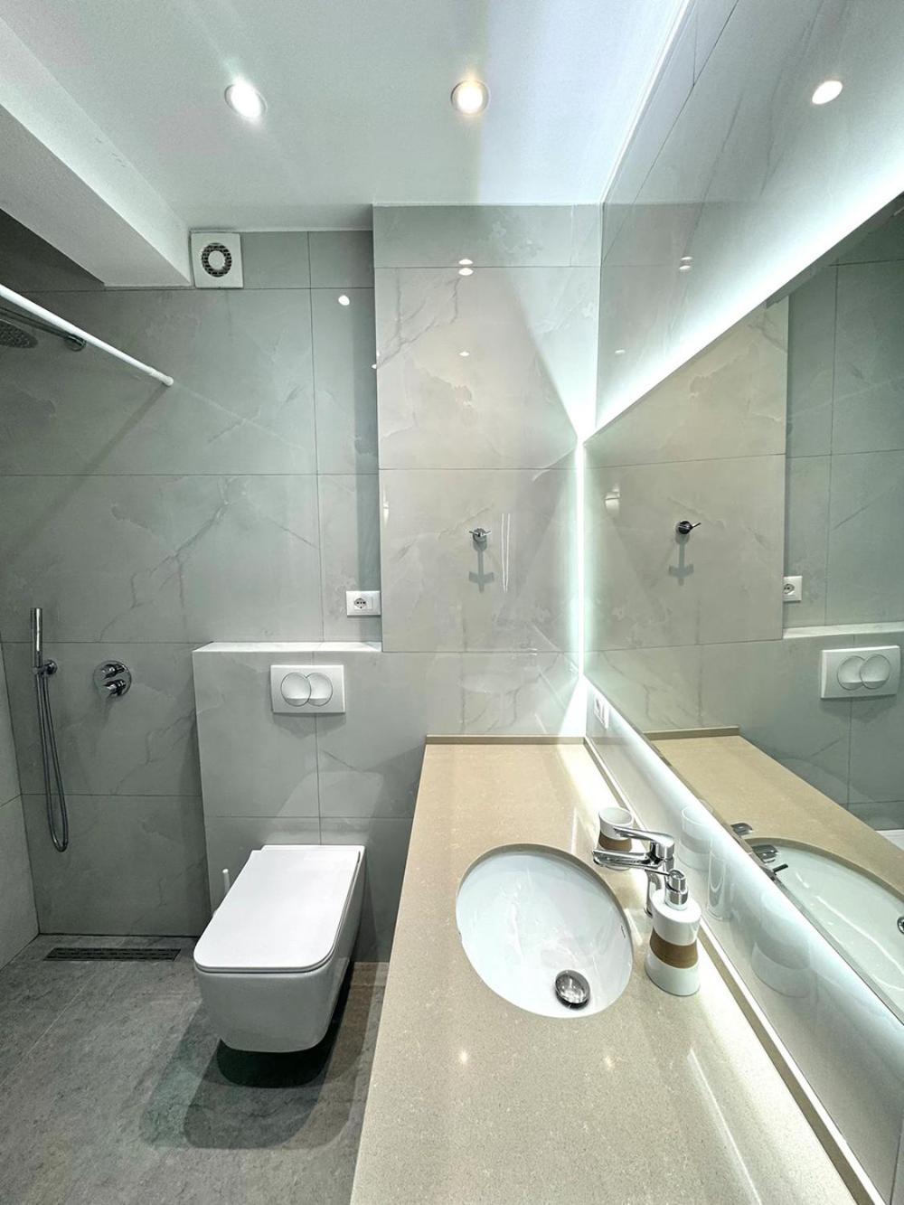 Redi's Luxurious Seaside Full View * Durrës