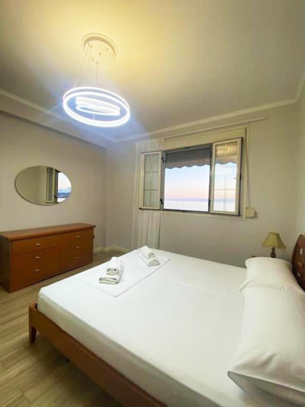 Redi's Luxurious Seaside Full View *