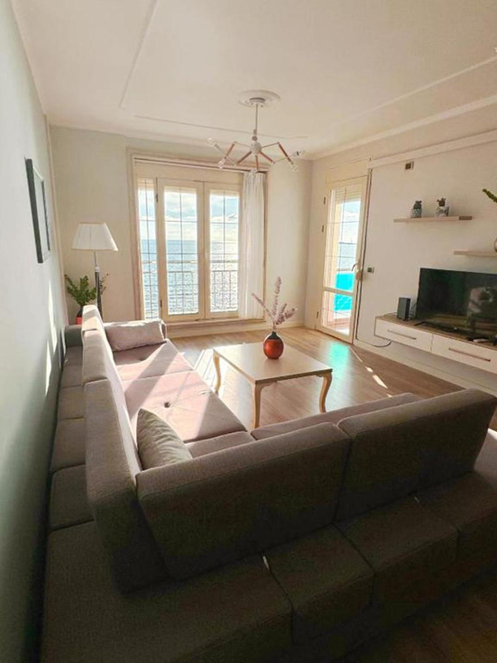 Redi's Luxurious Seaside Full View