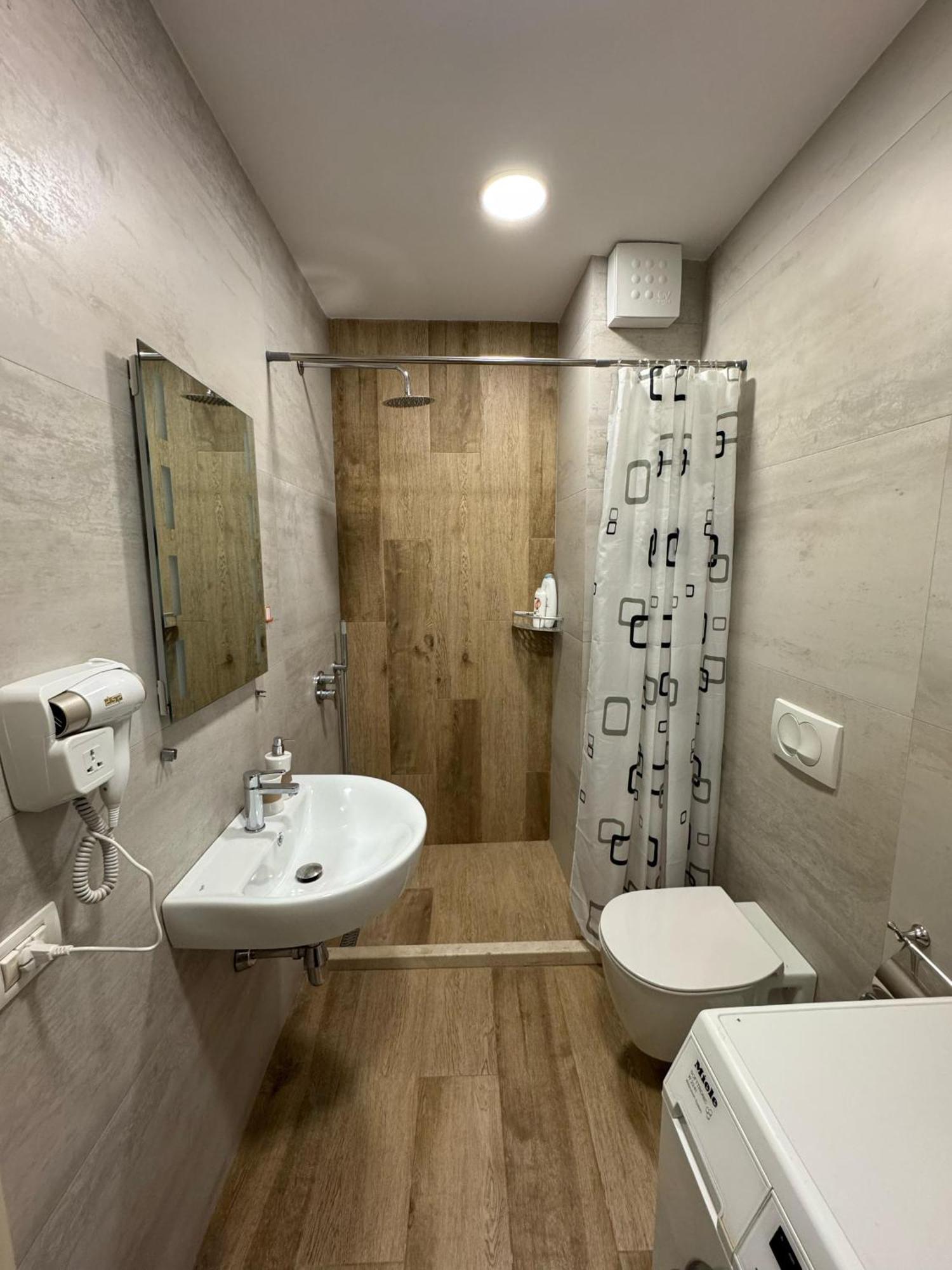 Redi's Luxurious Seaside Full View