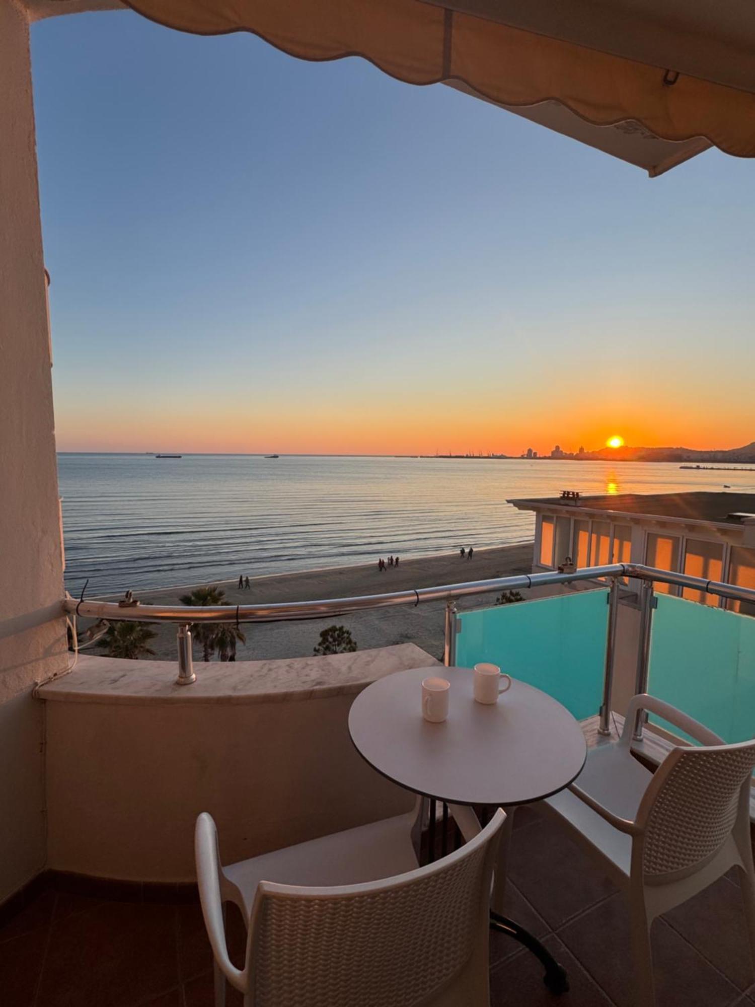Redi's Luxurious Seaside Full View *