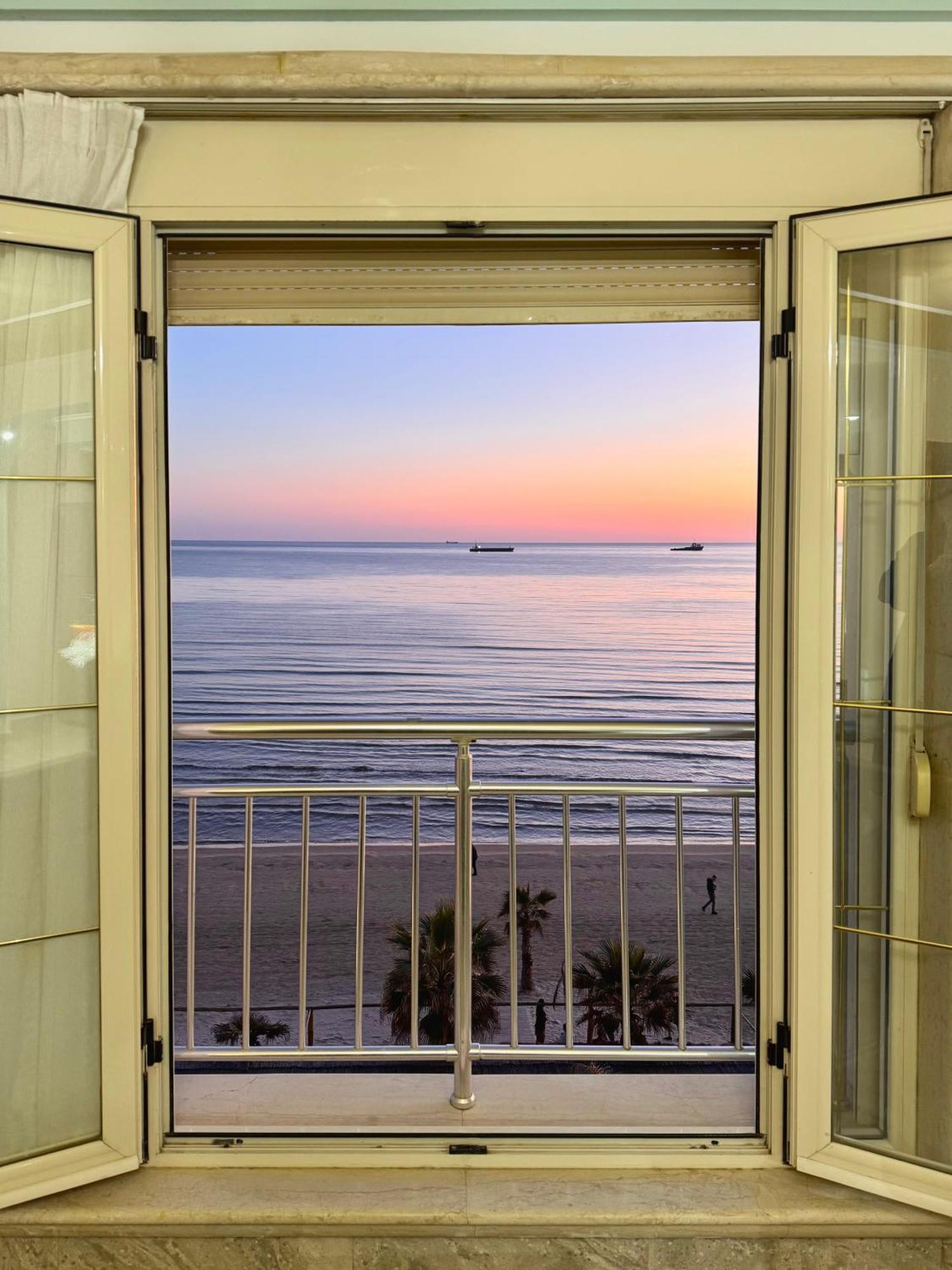 Redi's Luxurious Seaside Full View *