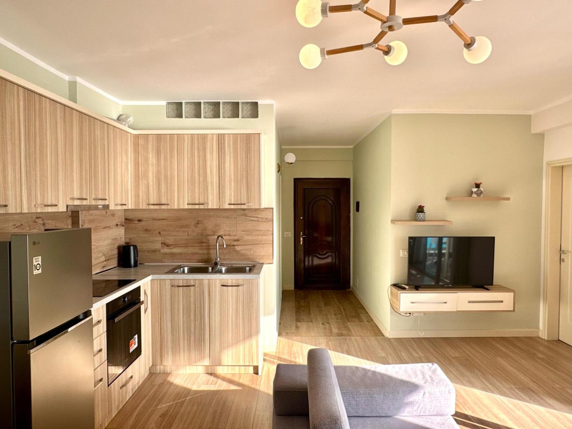 Redi's Luxurious Seaside Full View * Durrës